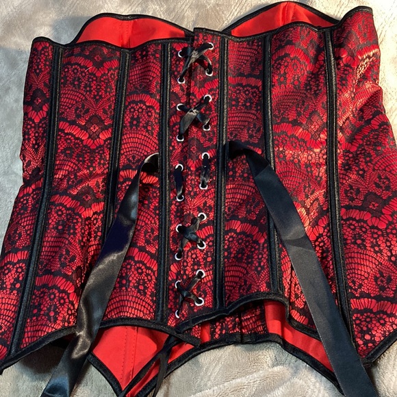 Red corset - Picture 2 of 2